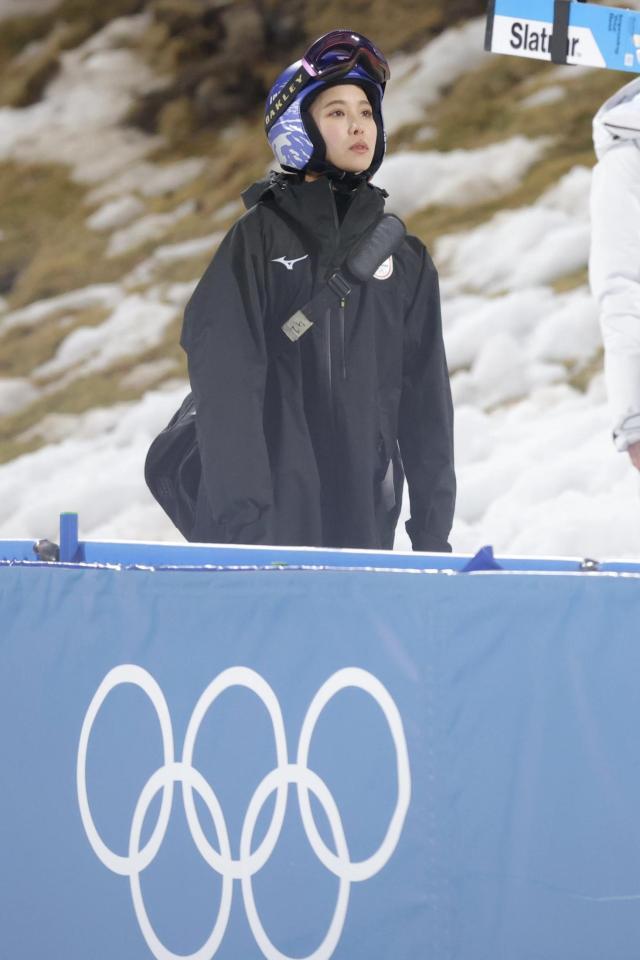 飛躍を終え、再びジャンプ台へ向かう高梨沙羅（撮影・吉澤敬太）