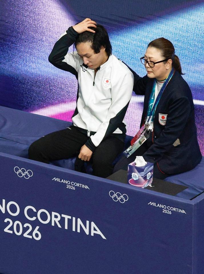 男子ＳＰの演技を終え、得点を確認した三浦佳生。右は佐藤紀子コーチ（共同）