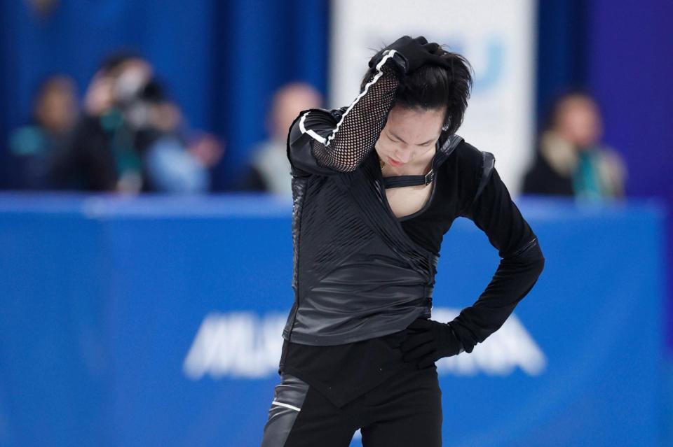 男子ＳＰの演技を終え、肩を落とす三浦佳生（共同）