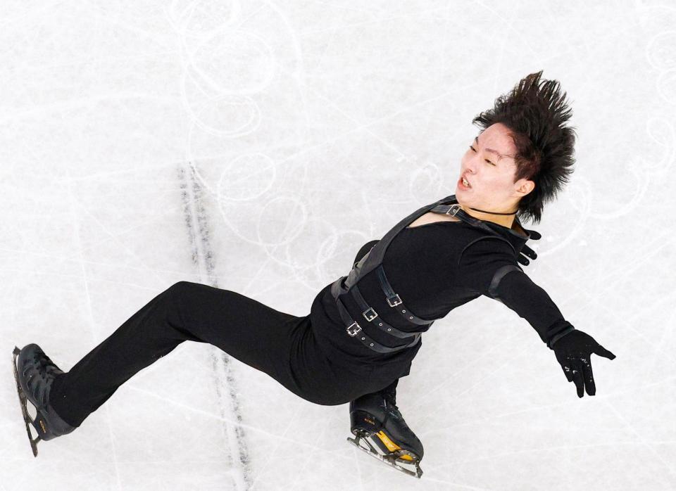 男子ＳＰ　演技する三浦佳生（共同）