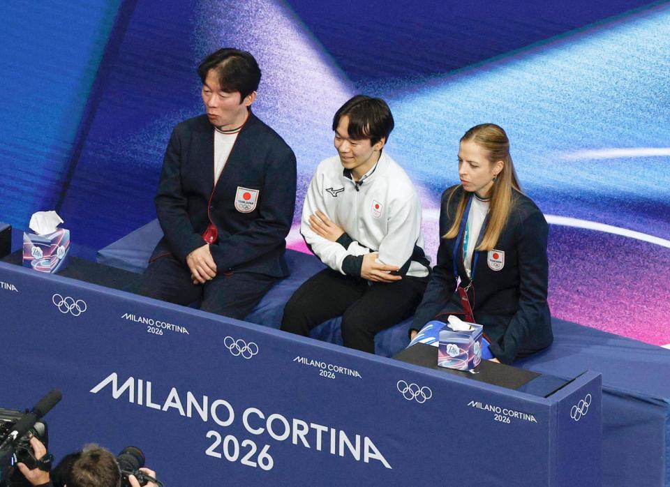 男子ＳＰの演技を終え、得点を確認した鍵山優真。左は父の正和コーチ、右はカロリナ・コストナー・コーチ＝ミラノ（共同）