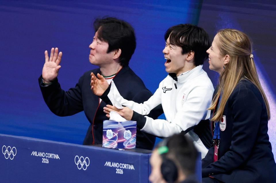 男子ＳＰの演技を終え笑顔の鍵山優真。左は父の正和コーチ、右はカロリナ・コストナー・コーチ（共同）