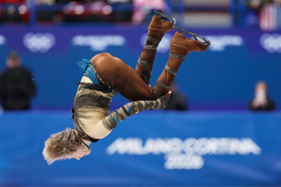 男子ＳＰ　後方宙返りを決めるイリア・マリニン＝ミラノ（共同）