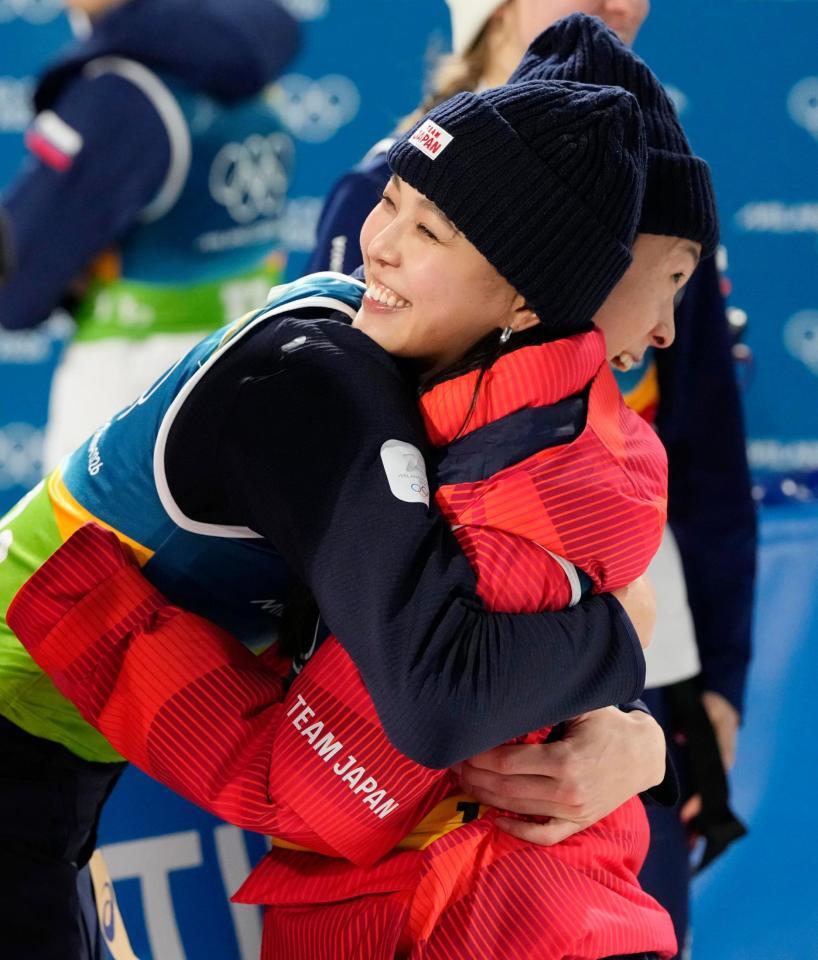 混合団体で銅メダルを獲得し、抱き合って喜ぶ高梨沙羅（手前）と小林陵侑（共同）