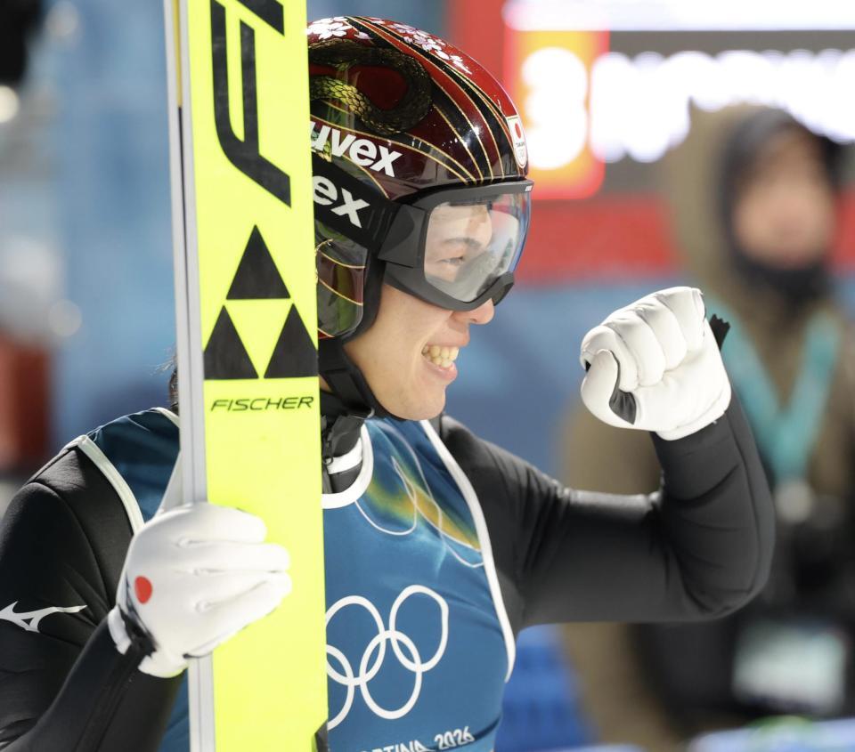 飛躍を終え、拳を握る二階堂蓮（撮影・吉澤敬太）