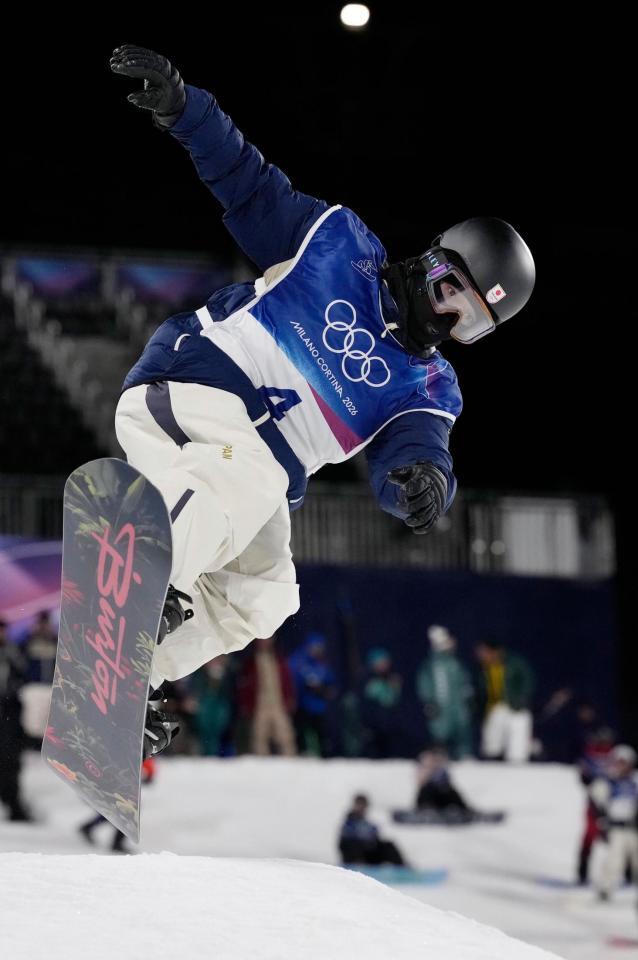 男子ハーフパイプの公式練習で調整する平野歩夢＝リビーニョ（共同）