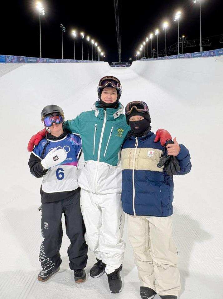 本番会場のテスト滑走に参加した平野歩夢（右）とスコット・ジェームズ（中央）ら＝リビーニョ（共同）