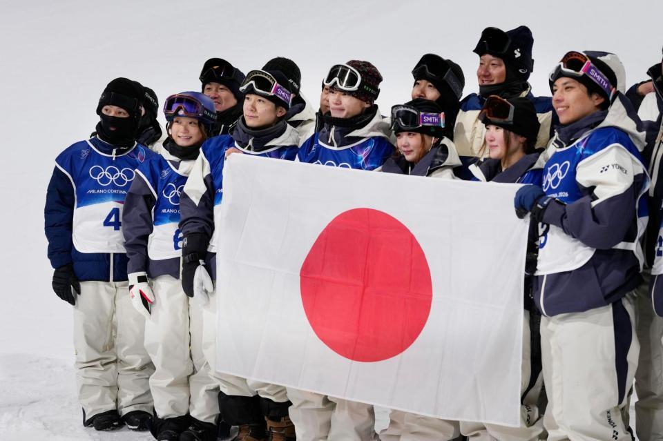 公式練習を終え、集合写真に納まる男子ハーフパイプの平野歩夢（左端）ら日本の選手たち＝リビーニョ（共同）