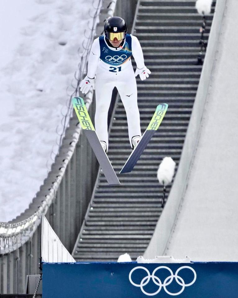 男子個人ノーマルヒル　渡部暁斗の前半飛躍＝プレダッツォ（共同）