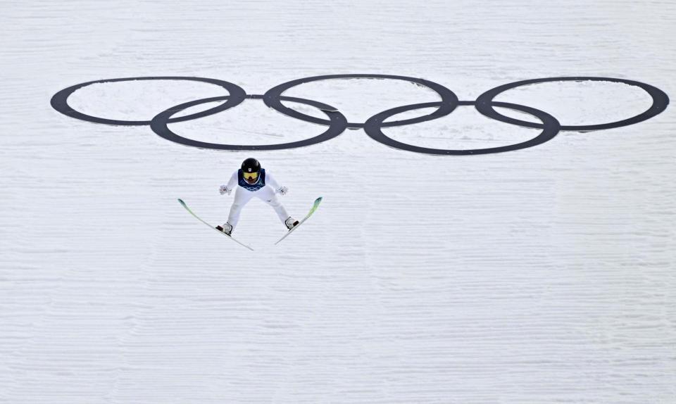 渡部暁斗の前半飛躍＝プレダッツォ（共同）