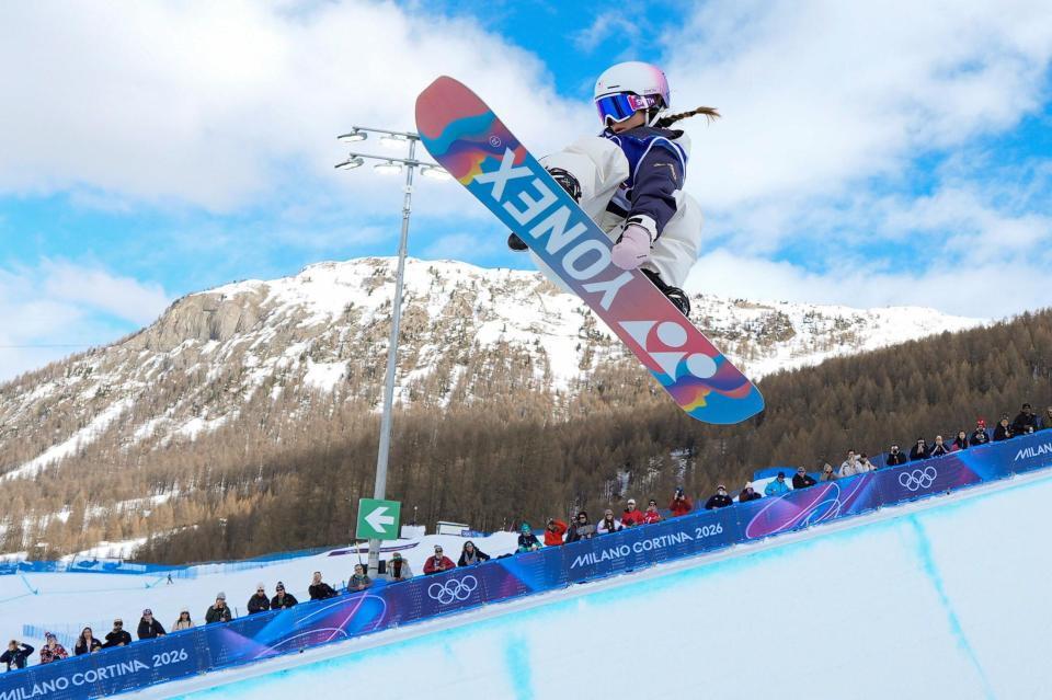 エアを決める冨田せな＝リビーニョ（共同）