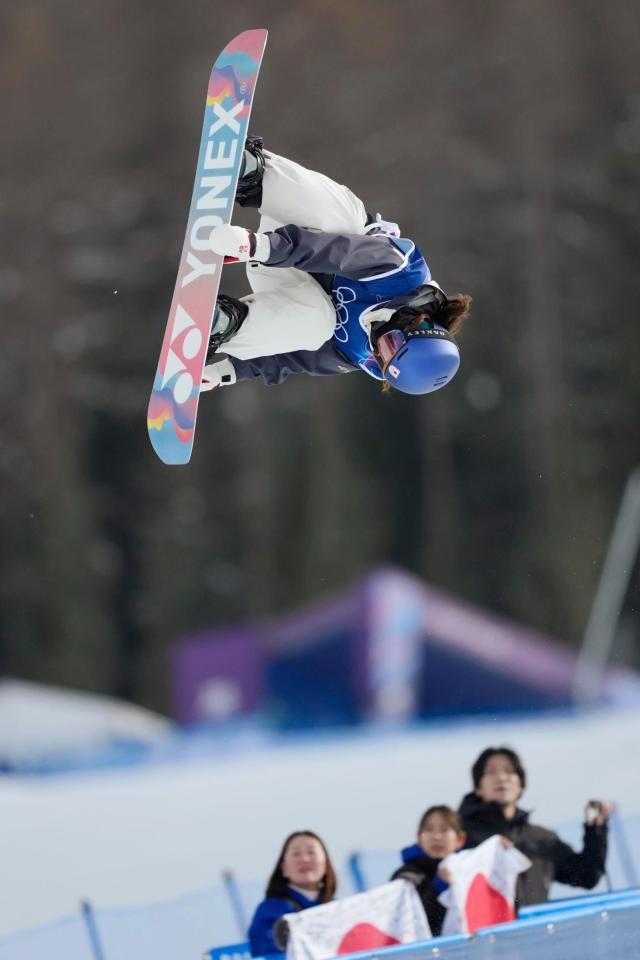 エアを決める清水さら＝リビーニョ（共同）