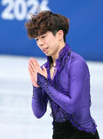 　演技を終え手を合わせる佐藤駿