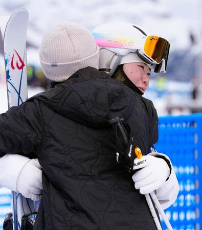 上村愛子さん（手前）に抱きしめられ、涙ぐむ女子モーグルの冨高日向子＝リビーニョ（共同）