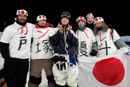 男子ハーフパイプ予選を終え、記念撮影に納まる戸塚優斗（中央）＝リビーニョ（共同）