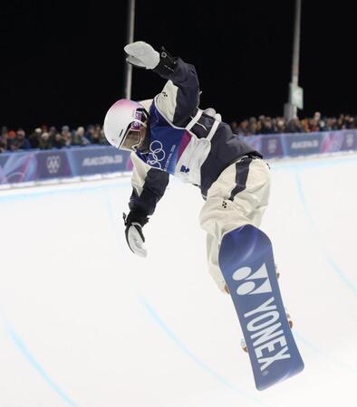 エアトリックを決める戸塚優斗（撮影・吉澤敬太）