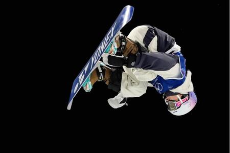 　男子ハーフパイプ予選　エアを決める戸塚優斗（共同）