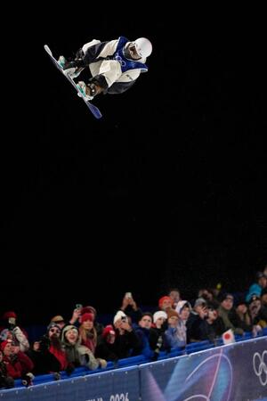 男子ハーフパイプ予選　エアを決める戸塚優斗（共同）