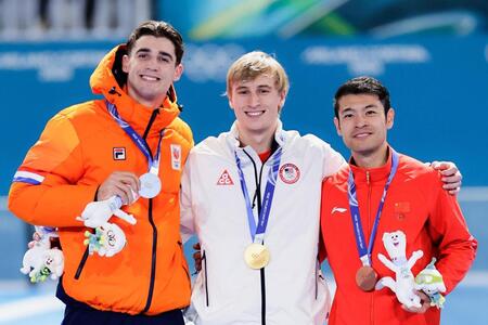 男子１０００メートルで金メダルを獲得したジョーダン・ストルツ（中央）＝共同