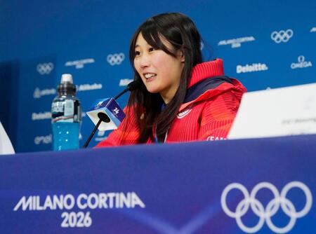 女子ビッグエアで金メダルを獲得し、記者会見する村瀬心椛＝９日（共同）