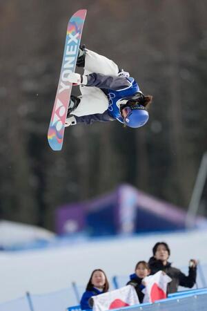 エアを決める清水さら＝リビーニョ（共同）