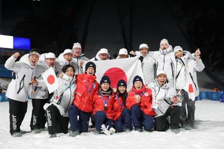 １０日に銅メダルを獲得し、喜ぶ（前列中央左から）二階堂蓮、丸山希、高梨沙羅、小林陵侑ら日本チーム（撮影・吉澤敬太）