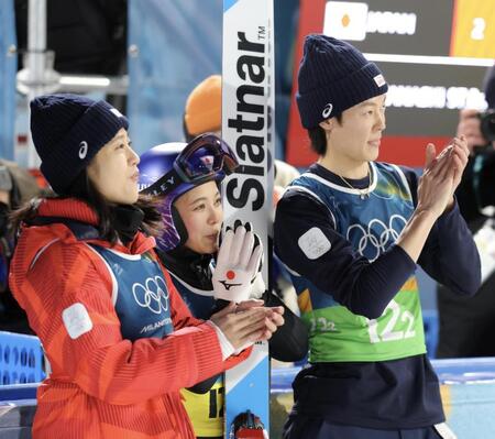 飛躍を終え笑顔の高梨沙羅（中央）、丸山希（左）、小林陵侑（撮影・吉澤敬太）