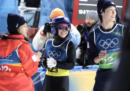飛躍を終え笑顔の高梨沙羅（中央）、丸山希（左）、小林陵侑（撮影・吉澤敬太）