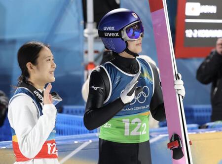 飛躍を終え笑顔の小林陵侑（右）と丸山希（撮影・吉澤敬太）