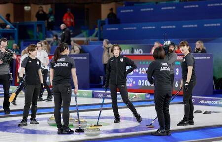 日本－スウェーデン　第８エンド、作戦を練る吉村（中央）ら＝コルティナダンペッツォ（共同）