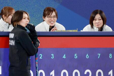 日本－スウェーデン　第９エンド、吉村（左手前）と話す小笠原監督。右は船山コーチ＝コルティナダンペッツォ（共同）