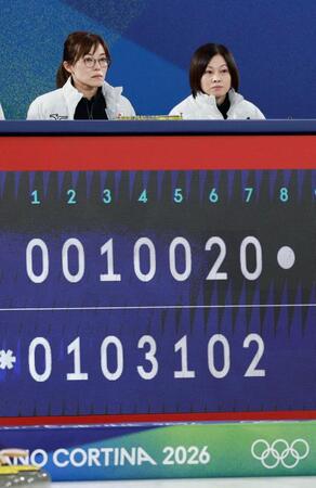 日本－スウェーデン　第８エンド、試合を見つめる小笠原監督（左）と船山コーチ＝コルティナダンペッツォ（共同）