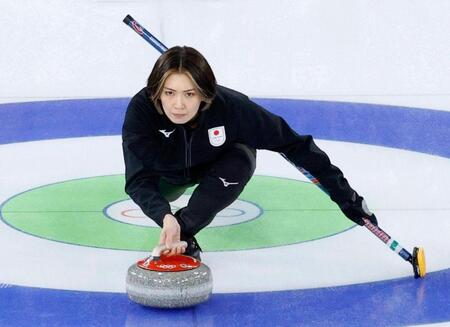 日本－スウェーデン　第８エンド、ショットを放つ吉村＝コルティナダンペッツォ（共同）