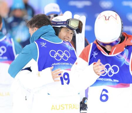 銅メダルとなり、金メダルの豪州選手と抱き合う堀島行真＝リビーニョ・エアリアル・モーグルパーク（撮影・吉澤敬太）
