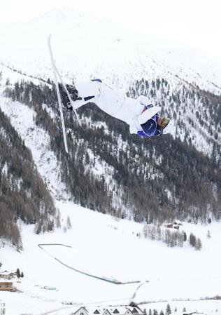 リビーニョの山々を背にエアを決める堀島行真。＝リビーニョ・エアリアル・モーグルパーク（撮影・吉澤敬太）