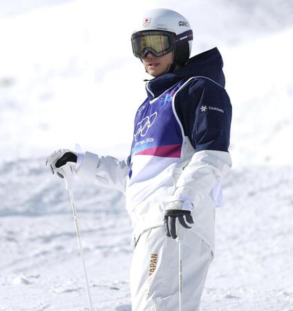 コースを見つめる堀島行真＝リビーニョ・エアリアル・モーグルパーク（撮影・吉澤敬太）