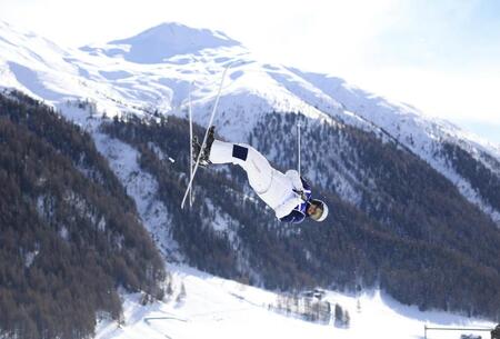 リビーニョの山々を背にエアを決める堀島行真＝リビーニョ・エアリアル・モーグルパーク（撮影・吉澤敬太）