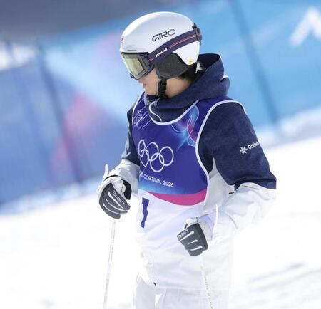 コースを見つめる堀島行真＝リビーニョ・エアリアル・モーグルパーク（撮影・吉澤敬太）