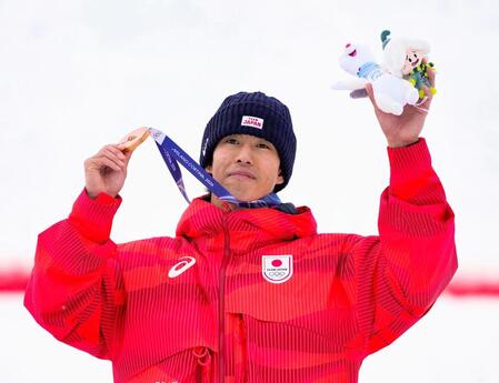 ミラノ・コルティナ冬季五輪のフリースタイルスキー男子モーグルで銅メダルを獲得した堀島行真＝12日、イタリア・リビーニョ（共同）