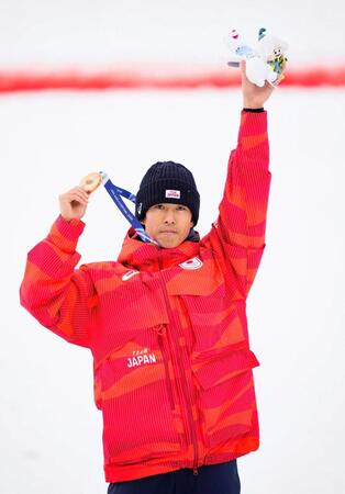 ミラノ・コルティナ冬季五輪のフリースタイルスキー男子モーグルで銅メダルを獲得した堀島行真＝12日、イタリア・リビーニョ（共同）