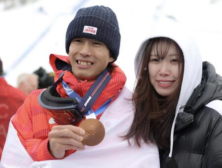 妻の横で笑顔を見せる堀島行真＝リビーニョ・エアリアル・モーグルパーク（撮影・吉澤敬太）