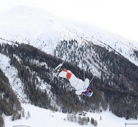 ミラノ・コルティナ五輪エアを決めるカナダのキングズベリー＝リビーニョ・エアリアル・モーグルパーク（撮影・吉澤敬太）
