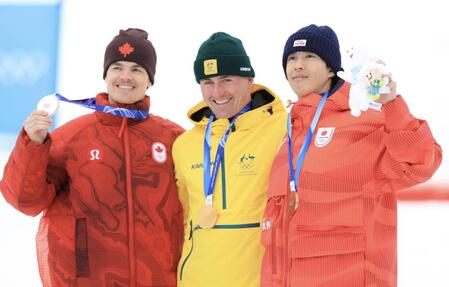 笑顔の（左から）、銀メダルのカナダのキングズベリー、金メダルの豪州のウッズクーパー、銅メダルの堀島行真＝リビーニョ・エアリアル・モーグルパーク（撮影・吉澤敬太）