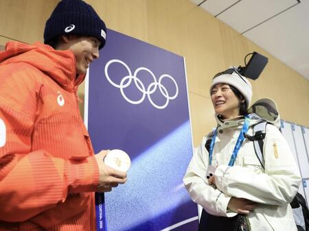 銅メダルを手にした堀島行真（左）に「良かったね、行真」と声をかける上村愛子さん＝リビーニョ・エアリアル・モーグルパーク（撮影・吉澤敬太）