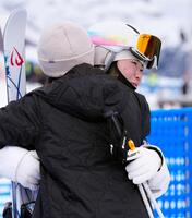 上村愛子さん（手前）に抱きしめられ、涙ぐむ女子モーグルの冨高日向子＝リビーニョ（共同）