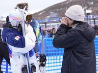 メダルに届かず、涙ながらに上村愛子さん（右）と言葉を交わす女子モーグルの冨高日向子＝リビーニョ（共同）