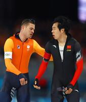 中国の廉子文（左）に抗議するオランダのベンネマルス（写真提供：ロイター／アフロ）