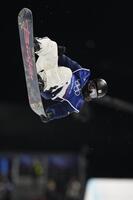 男子ハーフパイプ予選　エアを決める平野歩夢＝リビーニョ（共同）