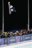 男子ハーフパイプ予選　エアを決める平野歩夢＝リビーニョ（共同）