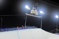 男子ハーフパイプ予選　エアを決める平野歩夢＝リビーニョ（共同）